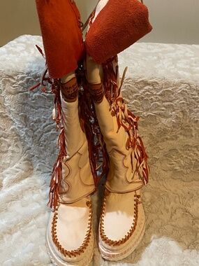 El Vaquero “Coleen” Moccasin Boots